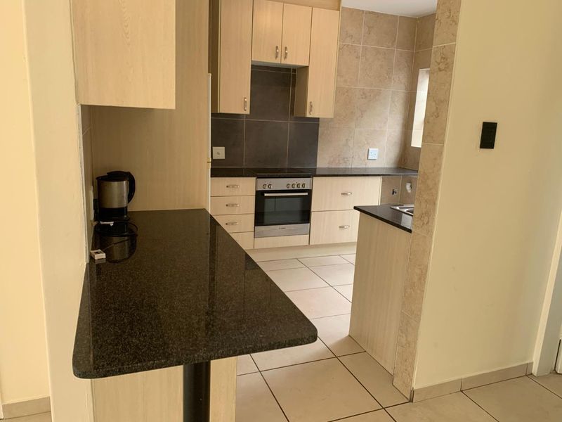 STUNNING DUPLEX TOWNHOUSE - Photo 3