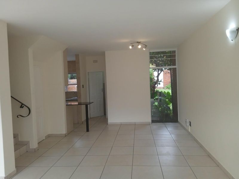 STUNNING DUPLEX TOWNHOUSE - Photo 2