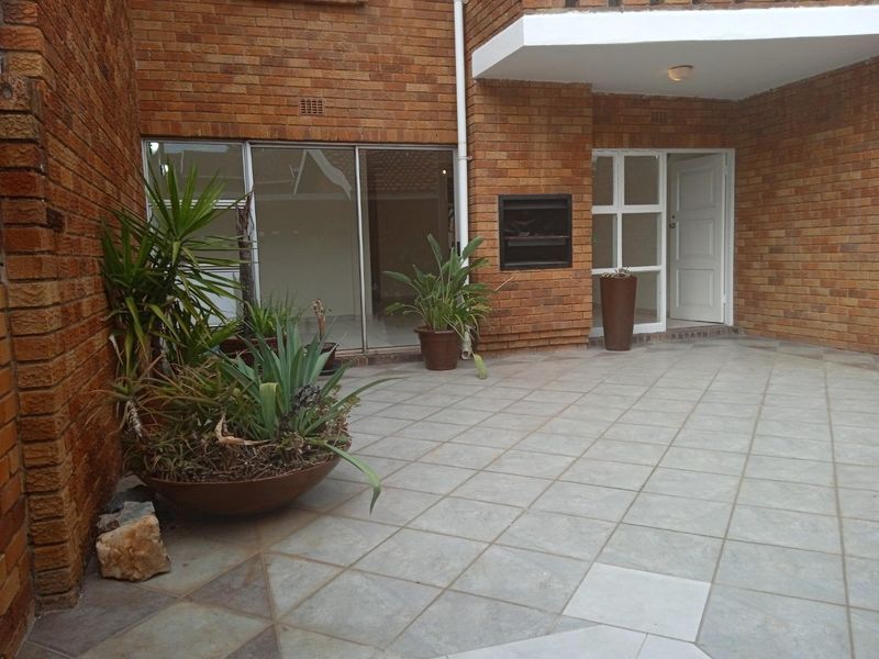 STUNNING DUPLEX TOWNHOUSE - Photo 8