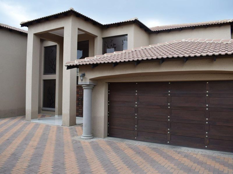 FOUR GENEROUSLY SIZED BEDROOMS HOUSE FOR SALE - Photo 2