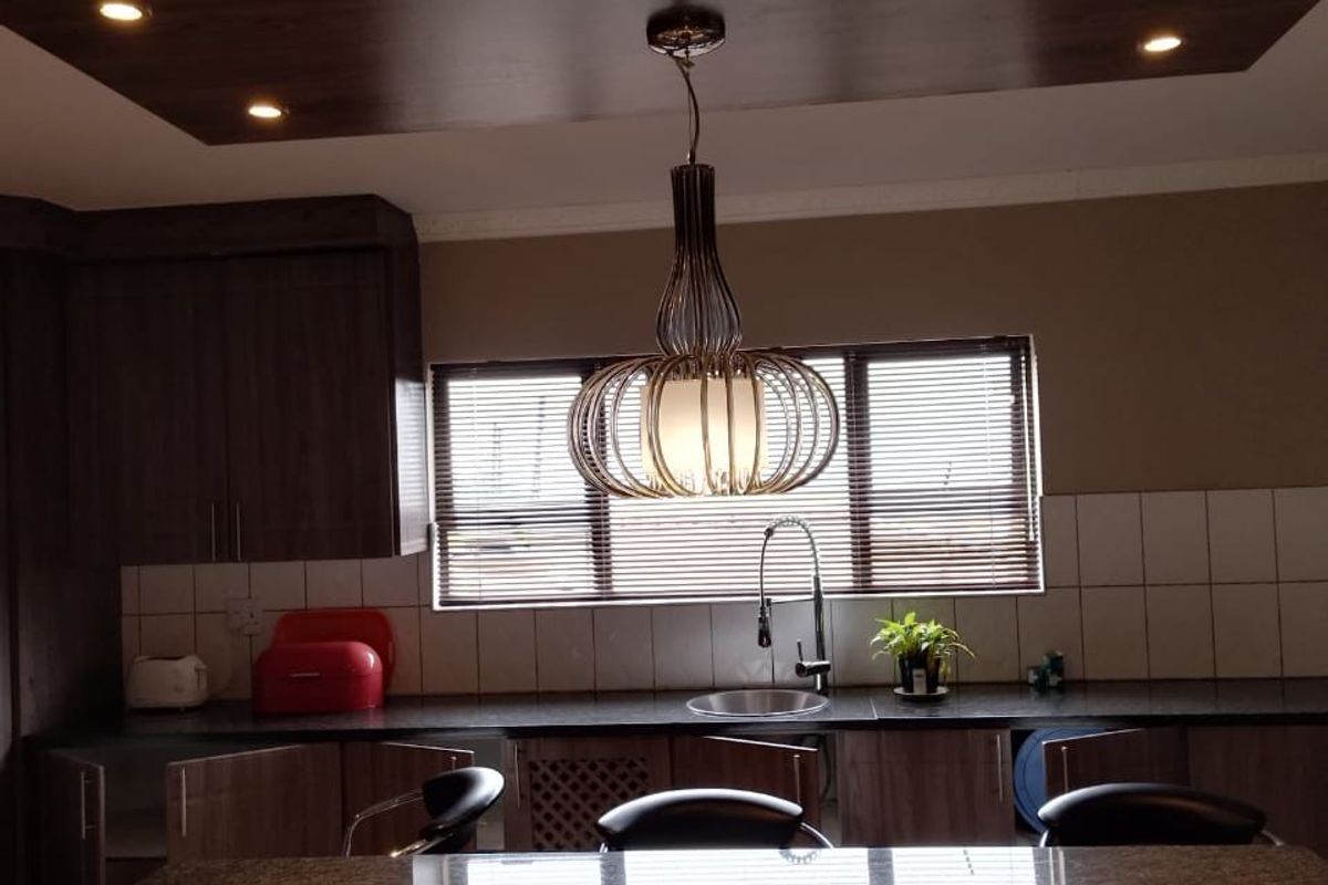 FOUR GENEROUSLY SIZED BEDROOMS HOUSE FOR SALE - Photo 4