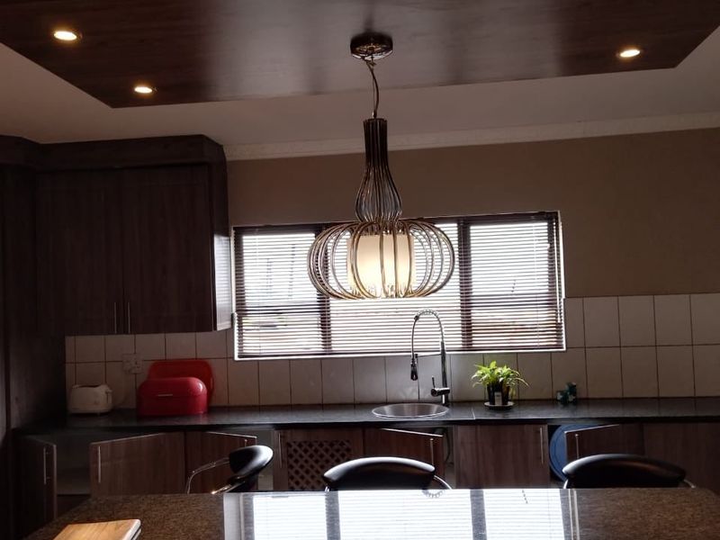 FOUR GENEROUSLY SIZED BEDROOMS HOUSE FOR SALE - Photo 4