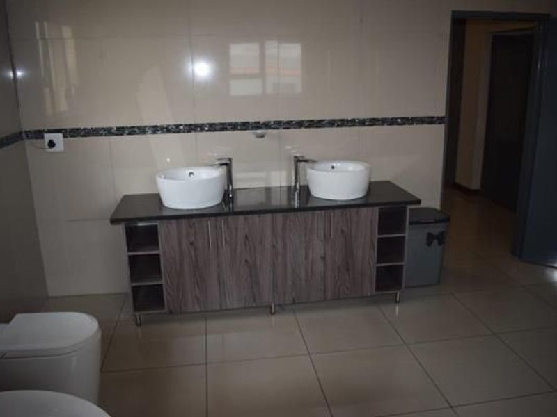 FOUR GENEROUSLY SIZED BEDROOMS HOUSE FOR SALE - Photo 10