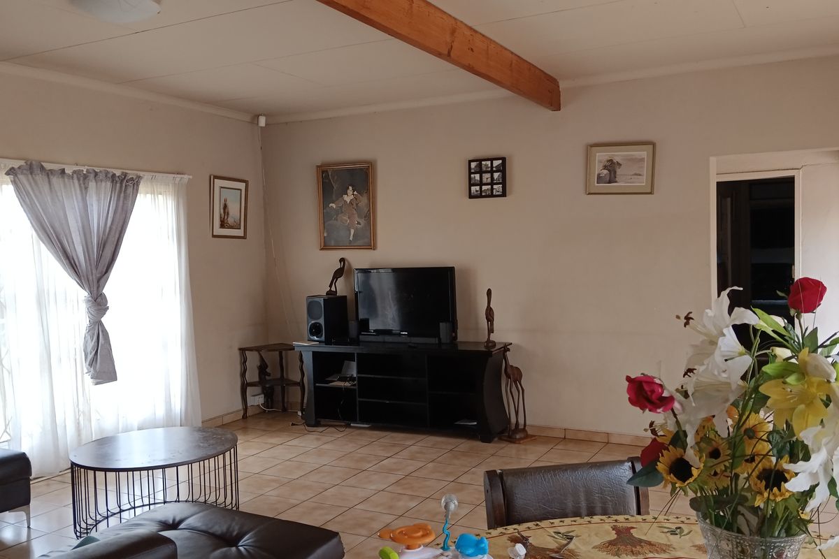 Spacious Family Home with Ample Living Space and Garden - Photo 3