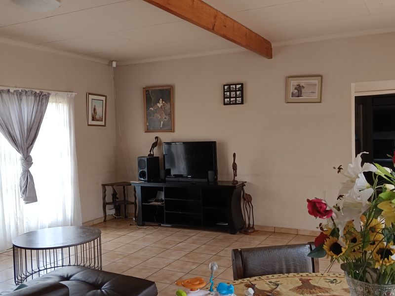 Spacious Family Home with Ample Living Space and Garden - Photo 3