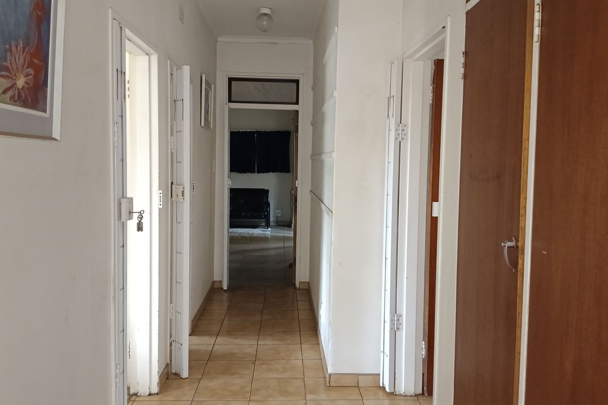 Spacious Family Home with Ample Living Space and Garden - Photo 5