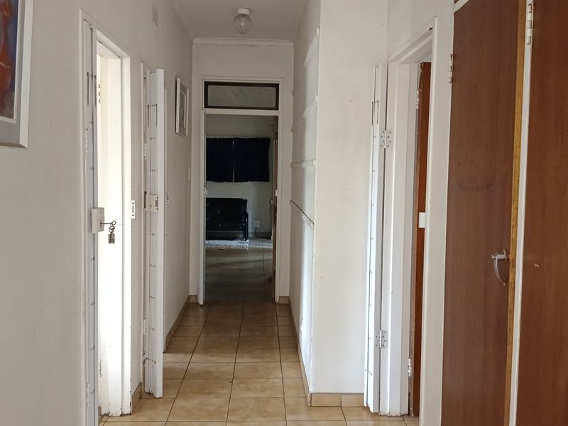 Spacious Family Home with Ample Living Space and Garden - Photo 5