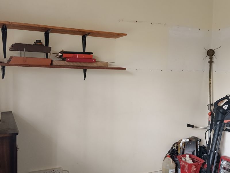 Spacious Family Home with Ample Living Space and Garden - Photo 10