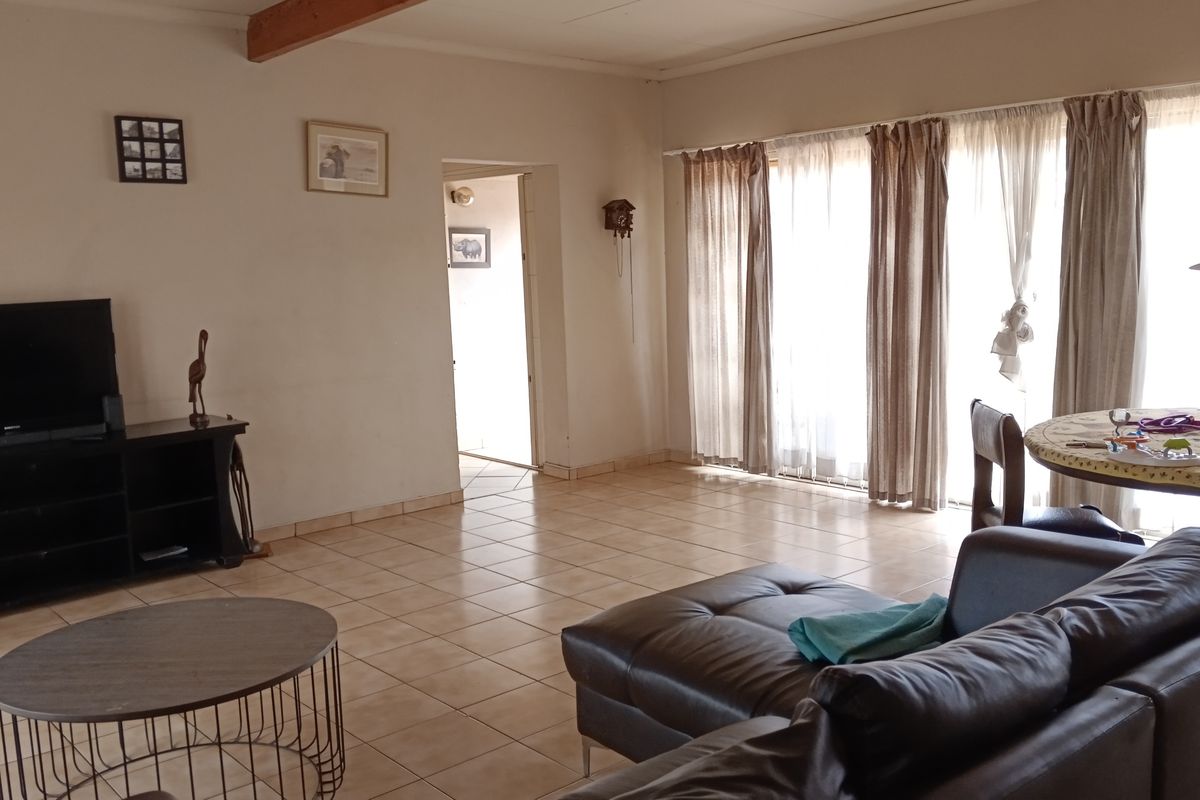 Spacious Family Home with Ample Living Space and Garden - Photo 2