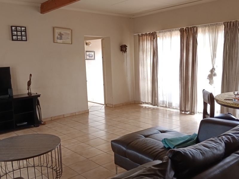 Spacious Family Home with Ample Living Space and Garden - Photo 2