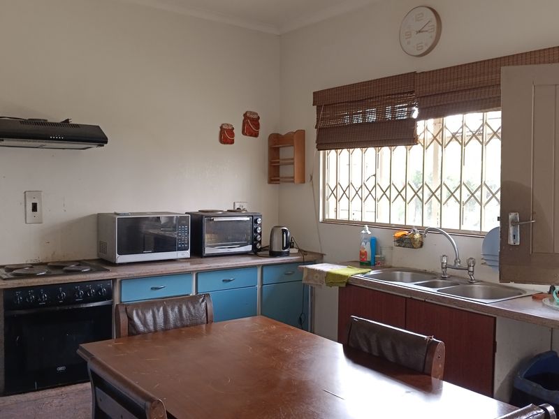 Spacious Family Home with Ample Living Space and Garden - Photo 6