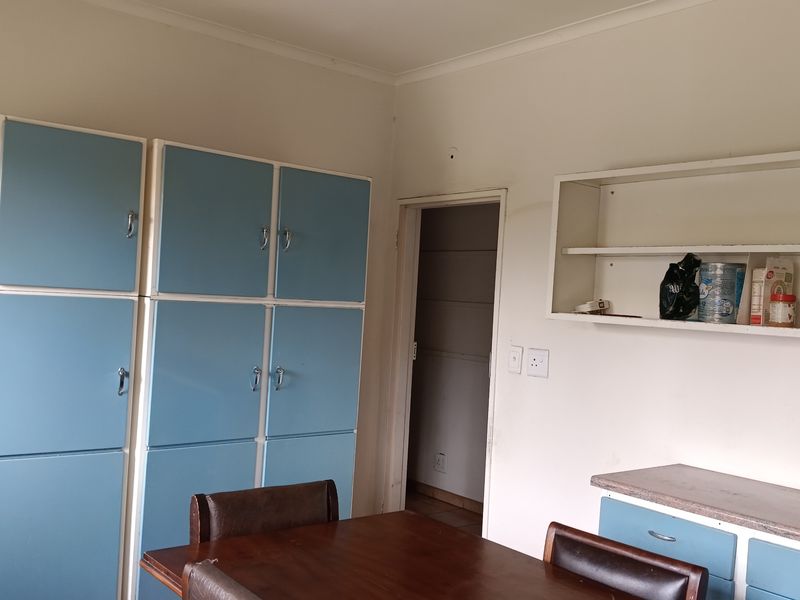 Spacious Family Home with Ample Living Space and Garden - Photo 8