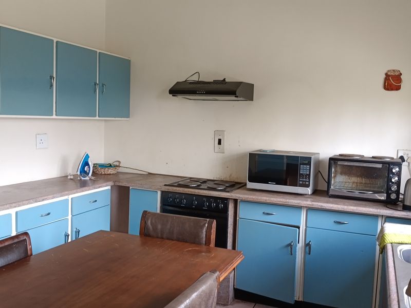 Spacious Family Home with Ample Living Space and Garden - Photo 7