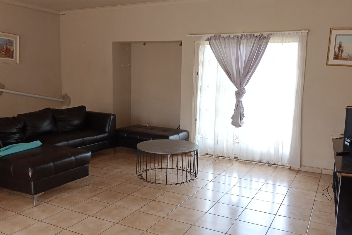 Spacious Family Home with Ample Living Space and Garden - Photo 4