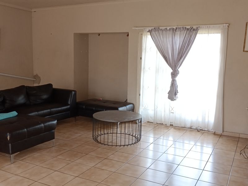 Spacious Family Home with Ample Living Space and Garden - Photo 4