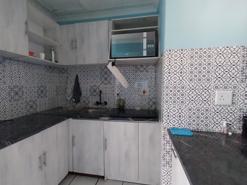 Modern 1-Bedroom Sea-Facing Apartment Uvongo Square - Photo 3