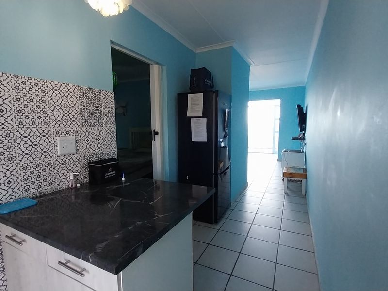 Modern 1-Bedroom Sea-Facing Apartment Uvongo Square - Photo 2