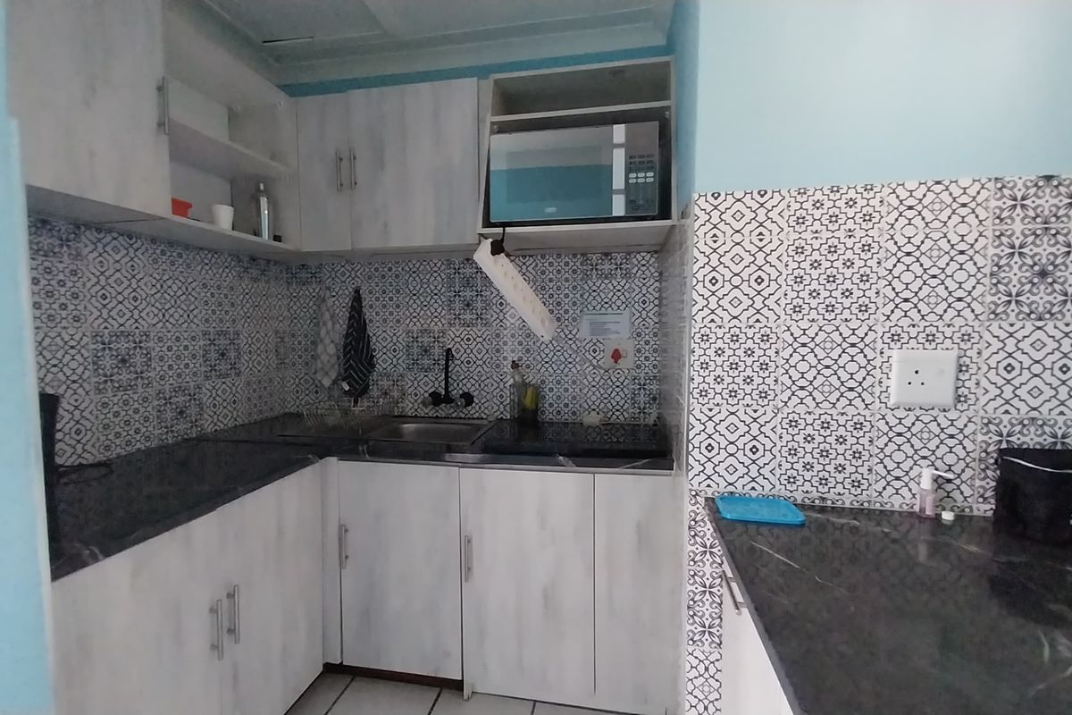 Modern 1-Bedroom Sea-Facing Apartment Uvongo Square - Photo 3