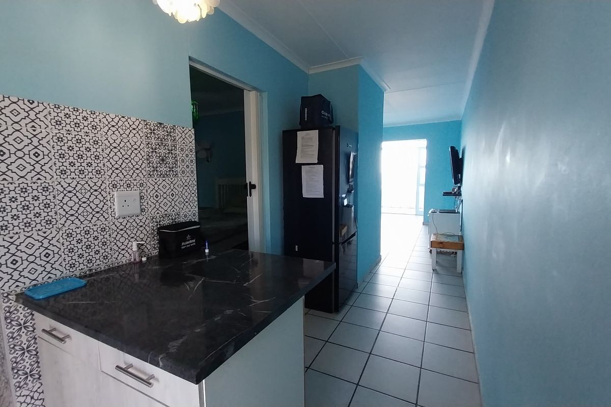 Modern 1-Bedroom Sea-Facing Apartment Uvongo Square - Photo 2