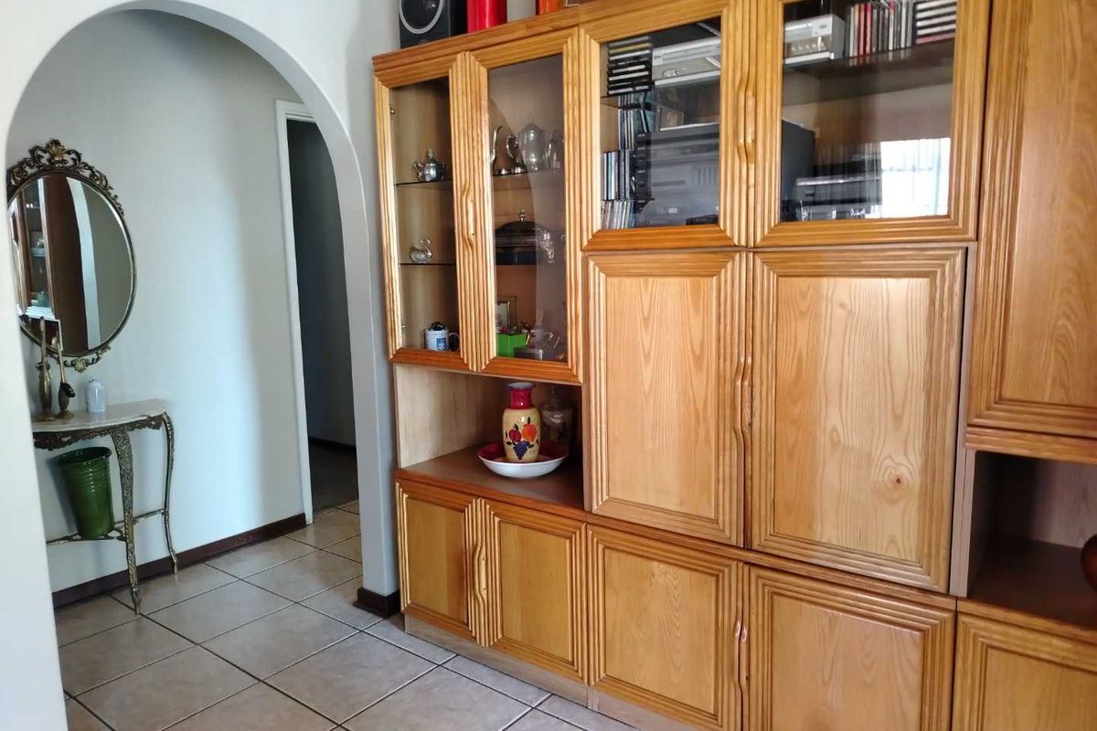 Practical Family Home with Generous Parking and Garden - Photo 5