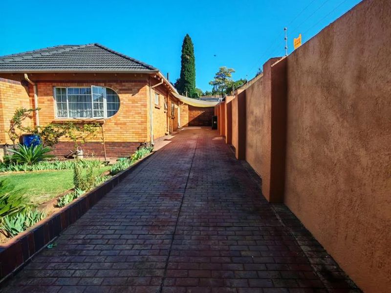 Practical Family Home with Generous Parking and Garden - Photo 3