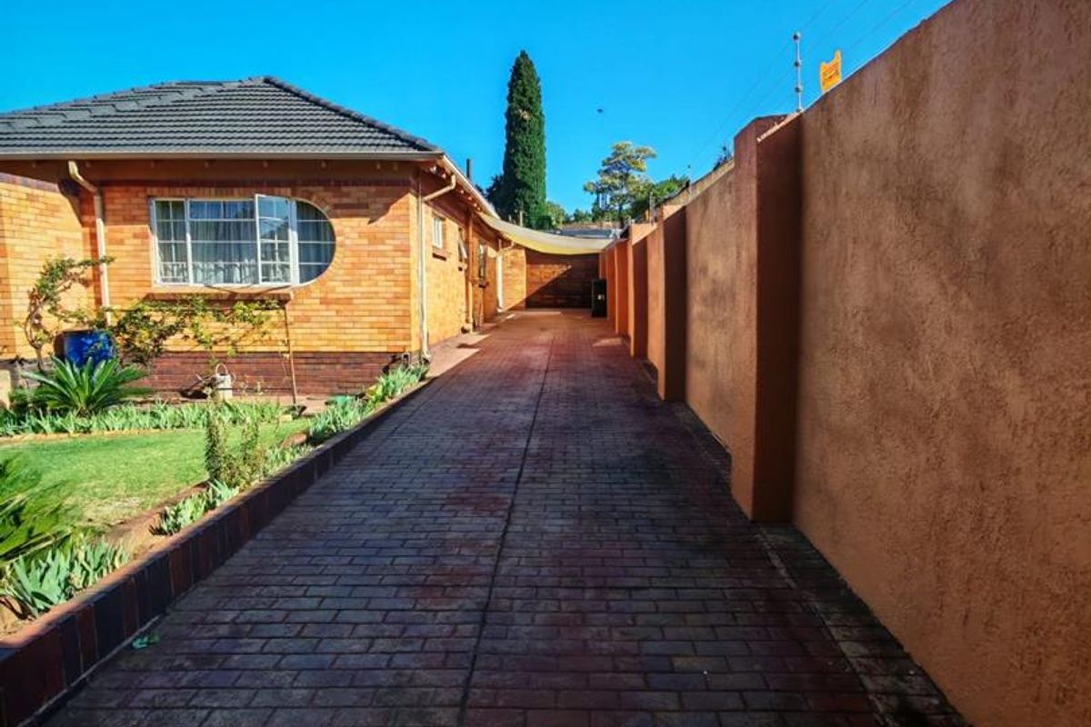 Practical Family Home with Generous Parking and Garden - Photo 3