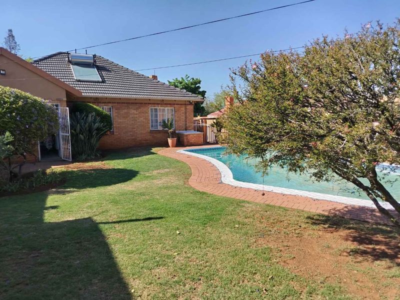 Practical Family Home with Generous Parking and Garden - Photo 2