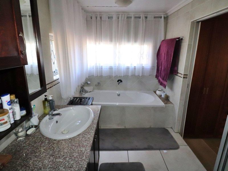 VIEWS FOREVER - Entertainers Dream, Lifestyle home - Photo 3