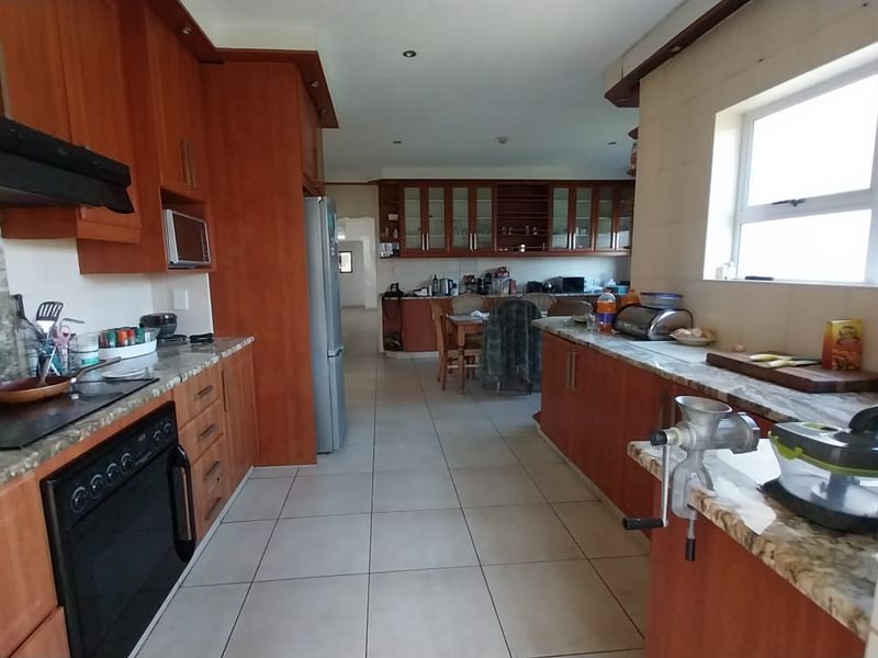 Spacious 5-Bedroom Double-Story Home for Rent - Photo 3