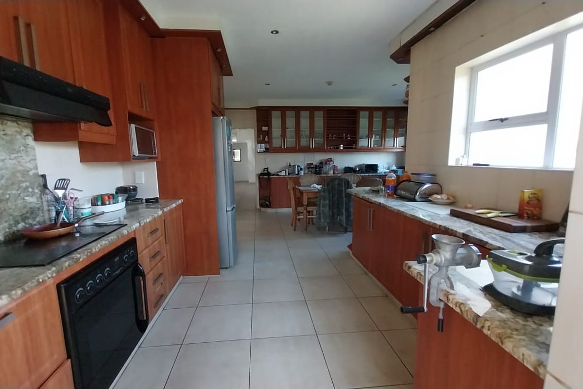 Spacious 5-Bedroom Double-Story Home for Rent - Photo 3