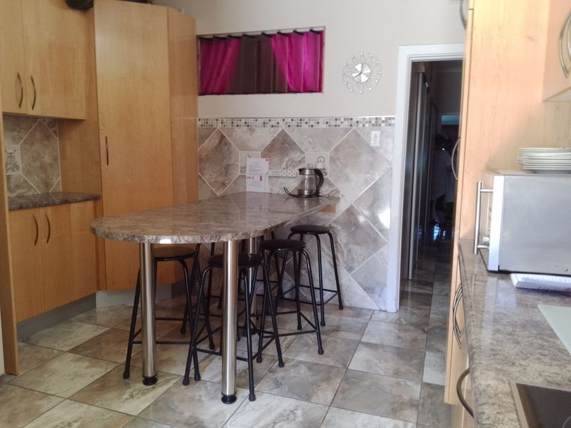 2 Bedroom Furnished Groundfloor Unit - Photo 4