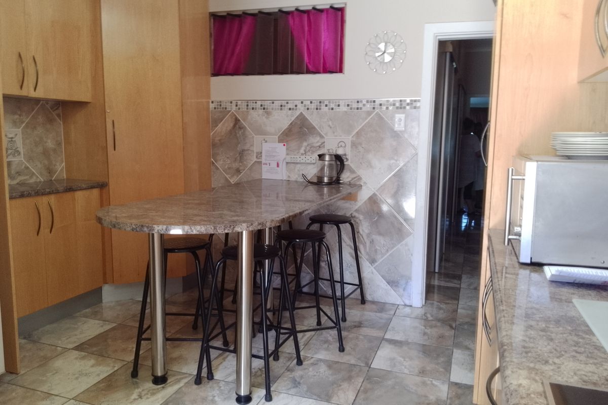 2 Bedroom Furnished Groundfloor Unit - Photo 4