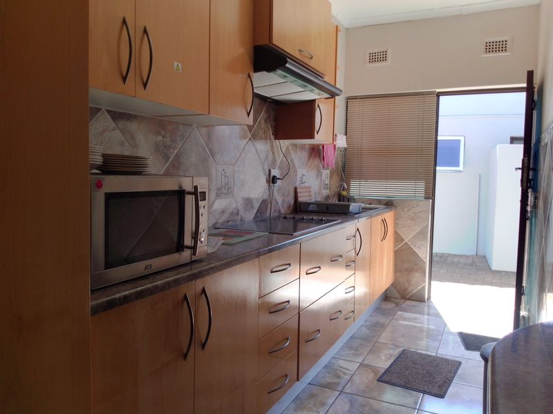 2 Bedroom Furnished Groundfloor Unit - Photo 2