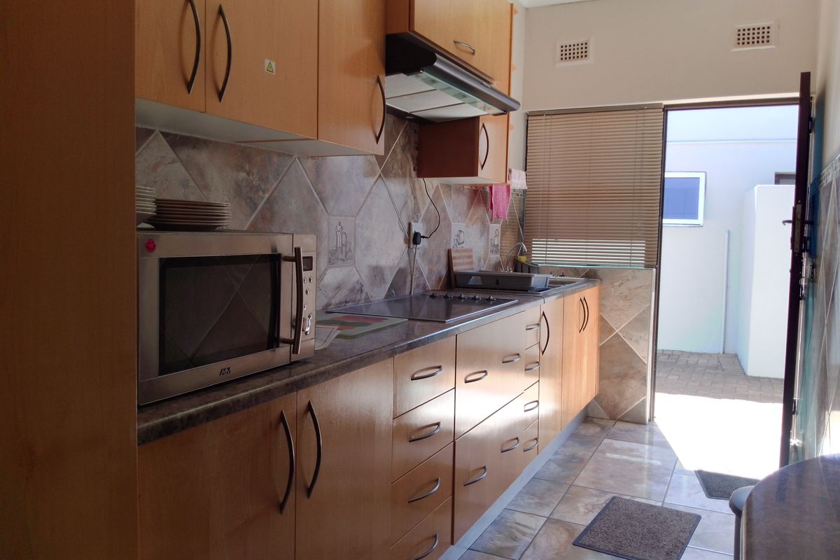 2 Bedroom Furnished Groundfloor Unit - Photo 2