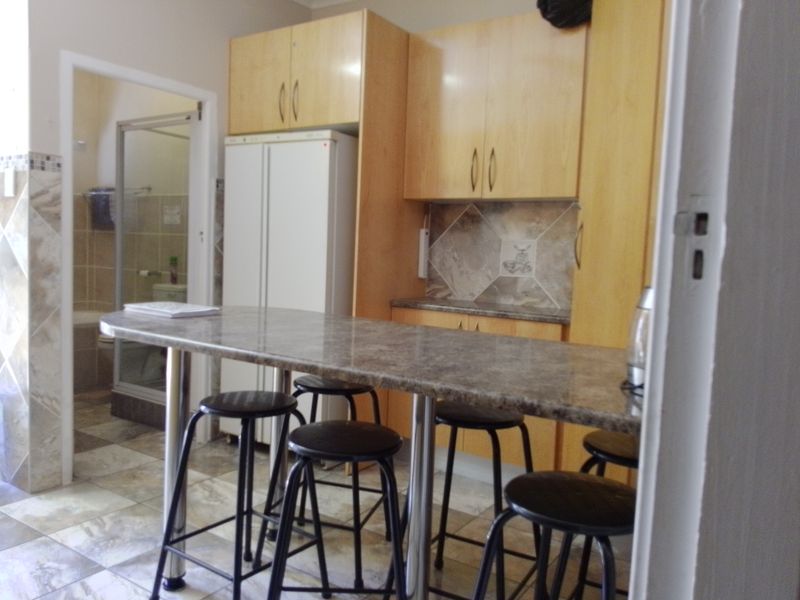 2 Bedroom Furnished Groundfloor Unit - Photo 3