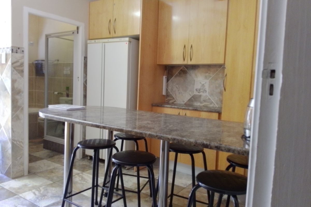 2 Bedroom Furnished Groundfloor Unit - Photo 3