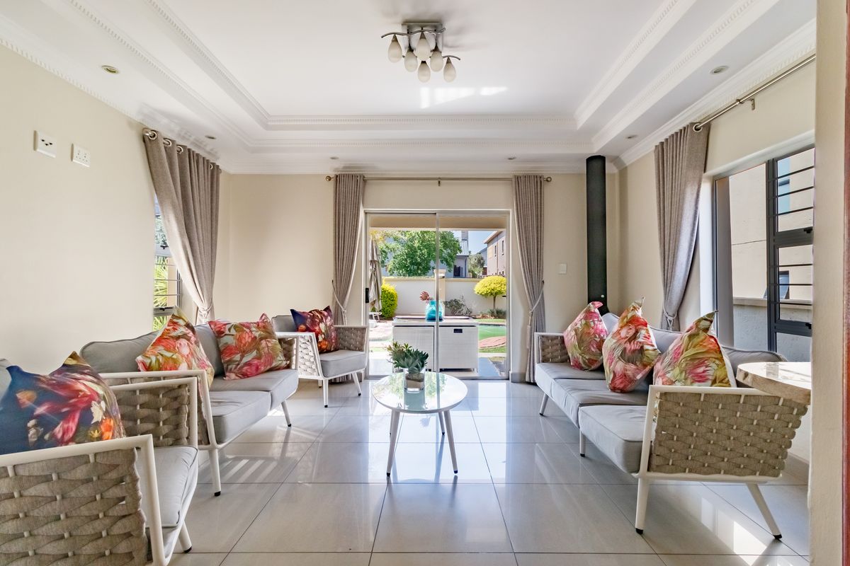 Cozy Comfort Awaits: Discover the Warmth of Your Dream Home. - Photo 4