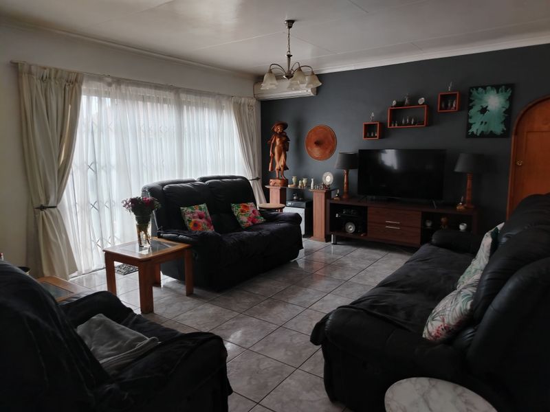 SPACE GALORE, CHARMING HOME, GREAT ENTERTAINMENT - Photo 3