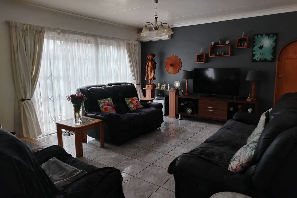 SPACE GALORE, CHARMING HOME, GREAT ENTERTAINMENT - Photo 3