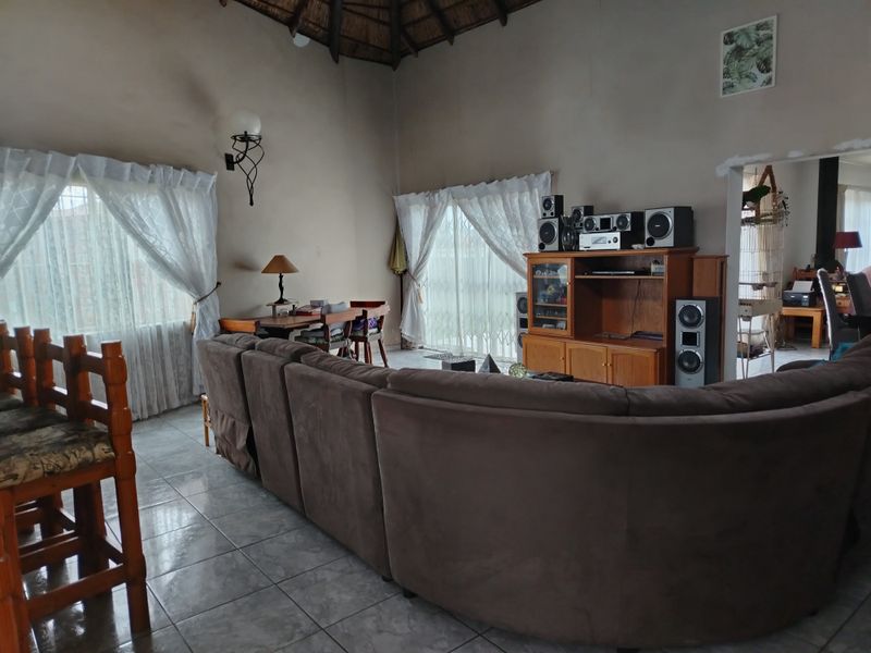 SPACE GALORE, CHARMING HOME, GREAT ENTERTAINMENT - Photo 8