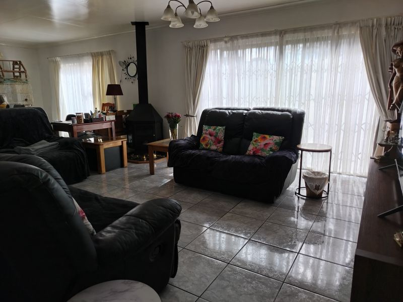 SPACE GALORE, CHARMING HOME, GREAT ENTERTAINMENT - Photo 4