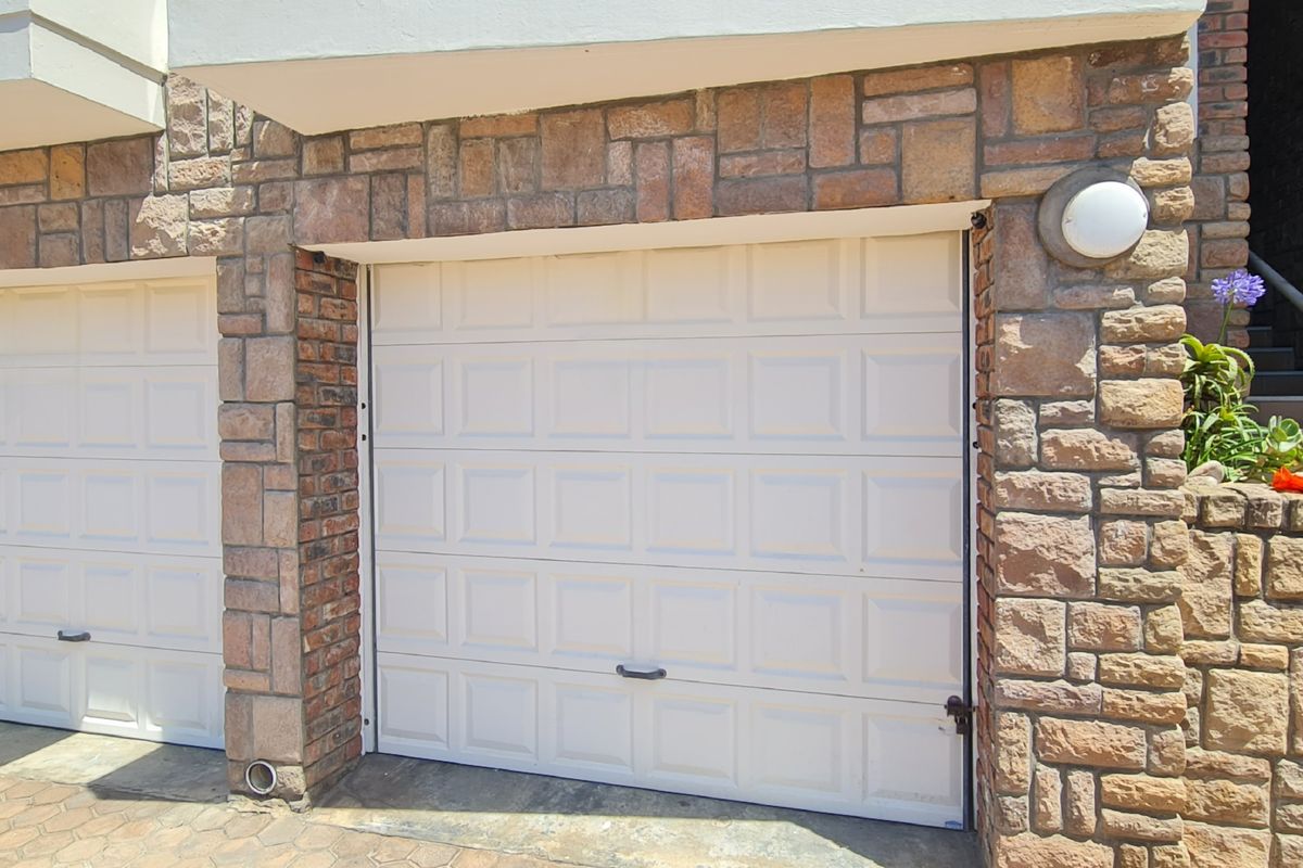 Stunning 3-Bedroom Double-Story Apartment with Spectacular Harbour Views - Photo 4