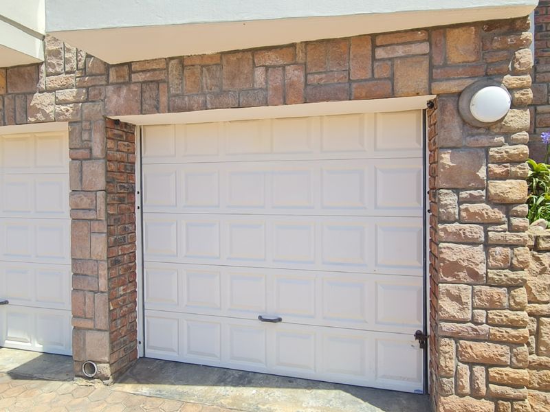 Stunning 3-Bedroom Double-Story Apartment with Spectacular Harbour Views - Photo 4