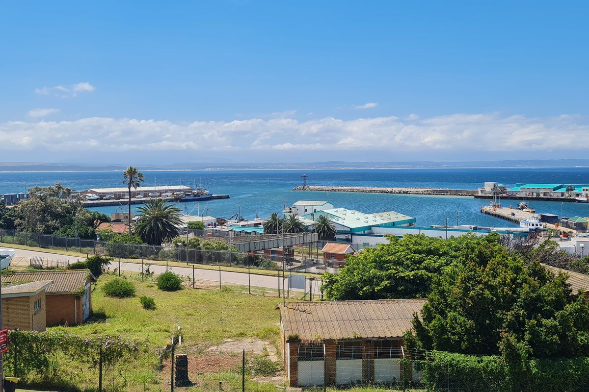 Stunning 3-Bedroom Double-Story Apartment with Spectacular Harbour Views - Photo 2