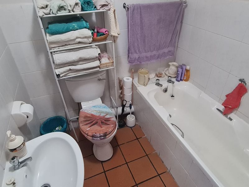 Stunning 3-Bedroom Double-Story Apartment with Spectacular Harbour Views - Photo 9