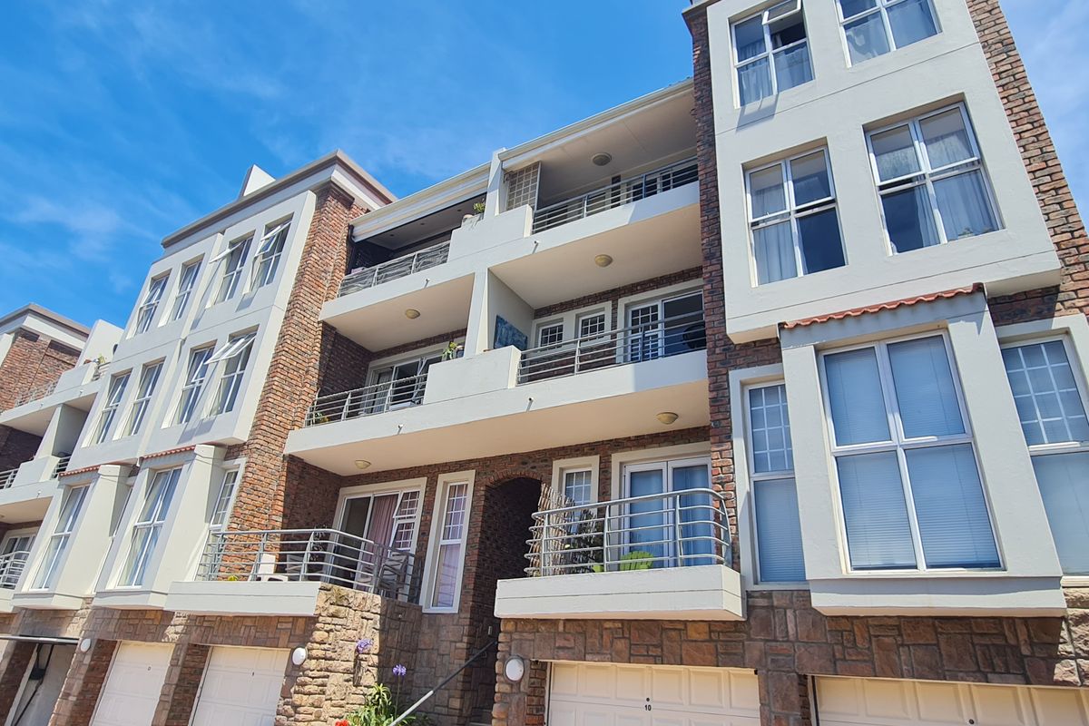 Stunning 3-Bedroom Double-Story Apartment with Spectacular Harbour Views - Photo 3