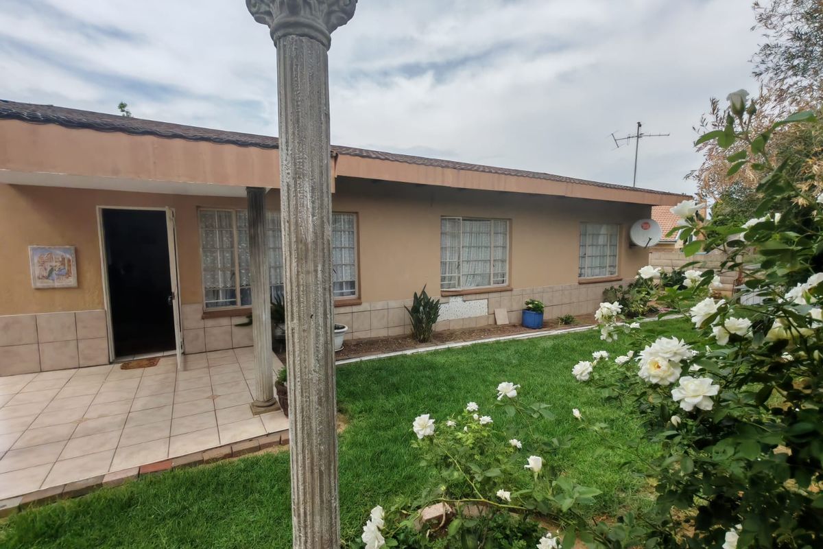 Super neat 3 bedroom house for sale in Sasolburg - Photo 2