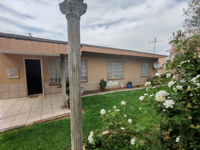 Super neat 3 bedroom house for sale in Sasolburg - Photo 2