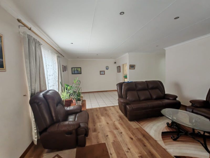 Super neat 3 bedroom house for sale in Sasolburg - Photo 10