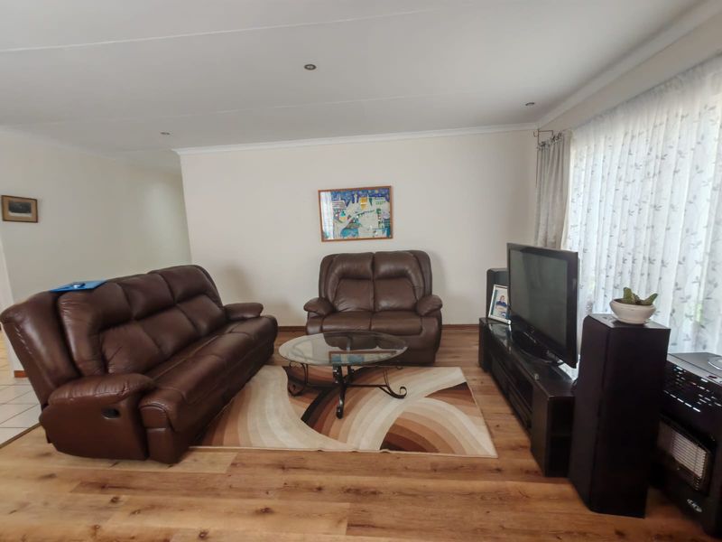 Super neat 3 bedroom house for sale in Sasolburg - Photo 9